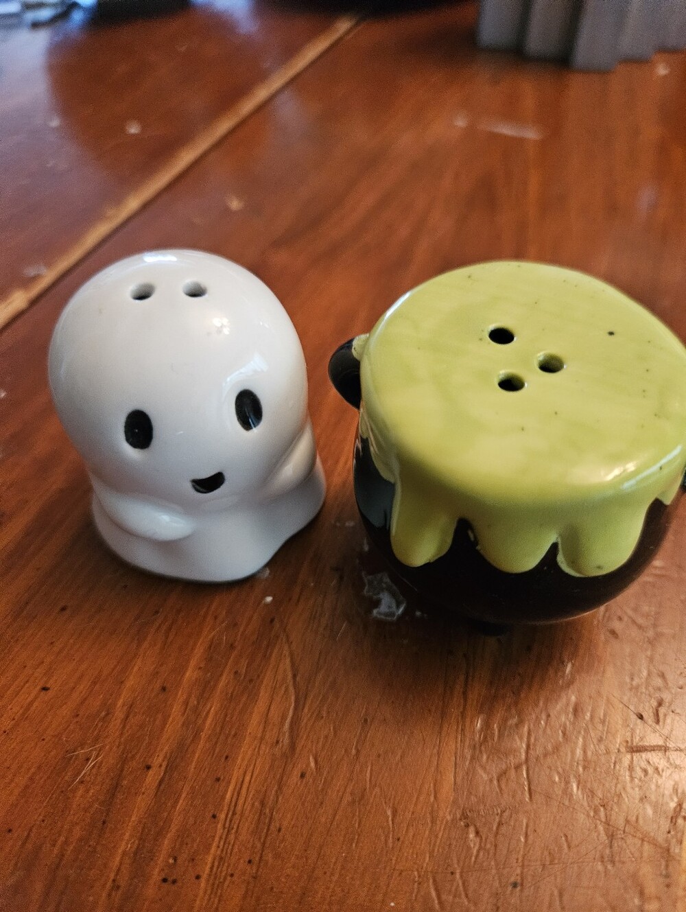 Nwt Novelty Ghost and Cauldron Salt & Pepper Shakers - White and Green